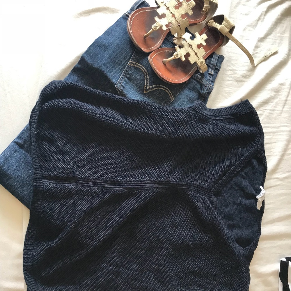 Cute knit top in navy! Perfect for summer !